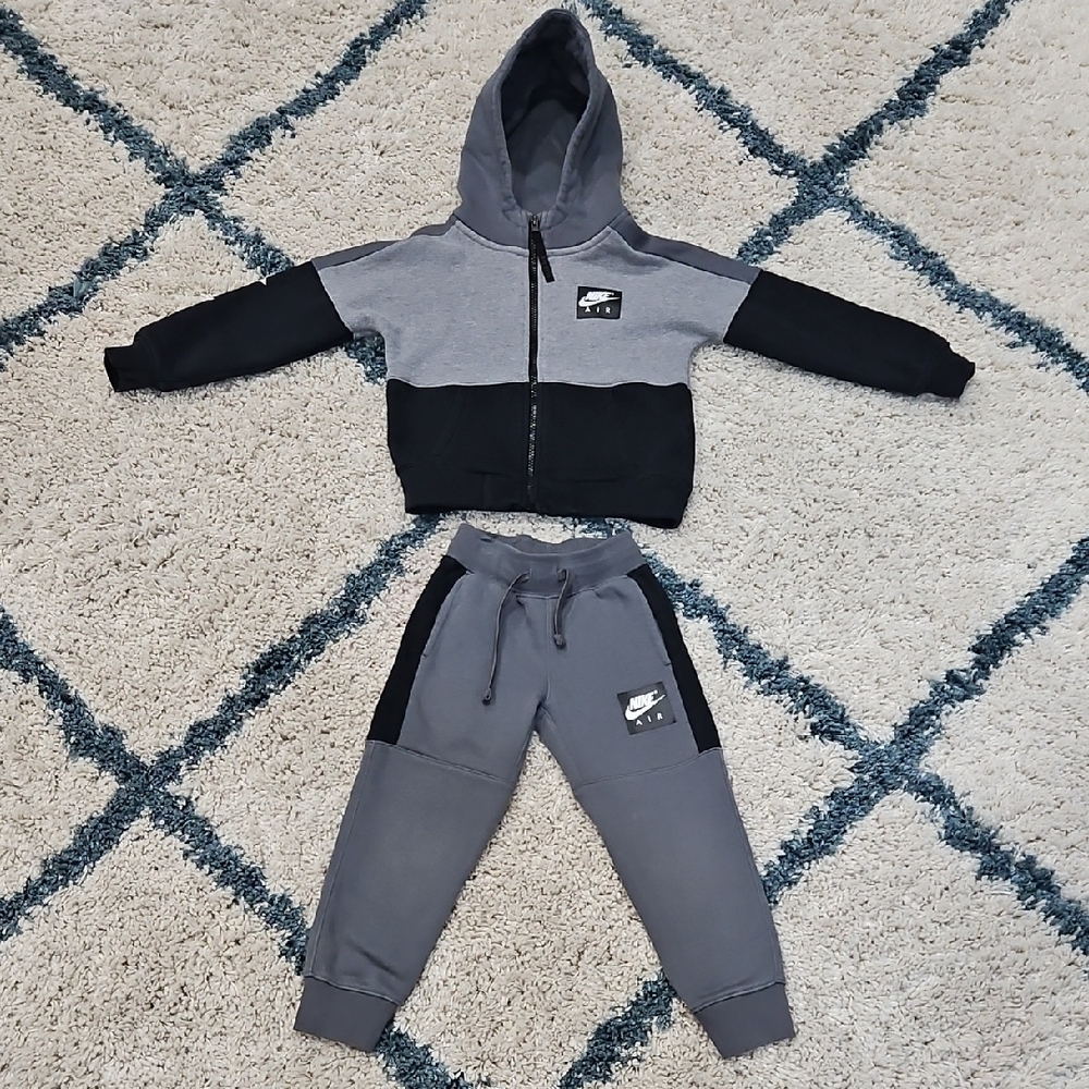 Nike Kids Size 4/XS Gray and Black Jogger Set